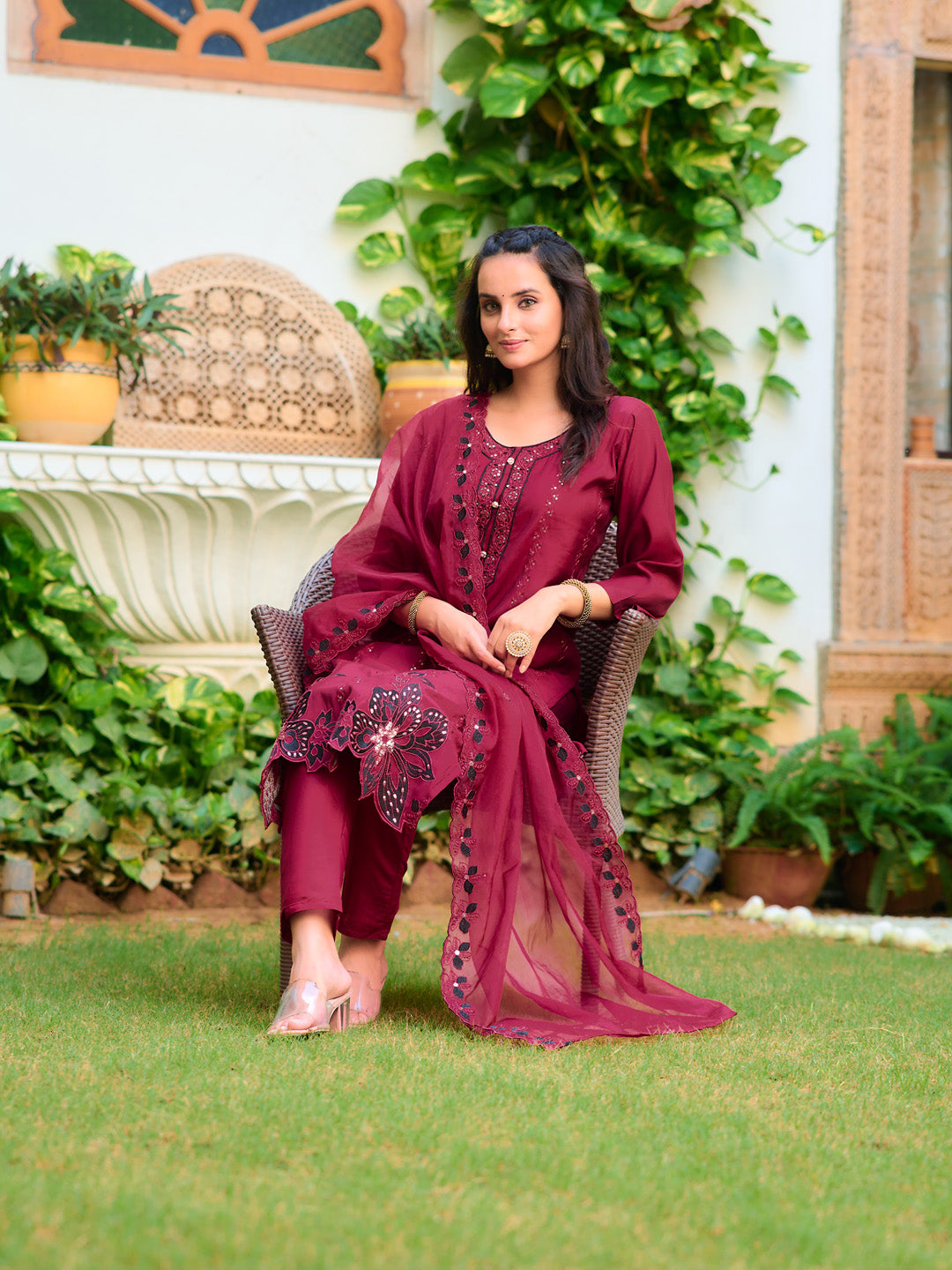 Embroidered Kurta with pant & Embroidered Cut work Organza Dupatta