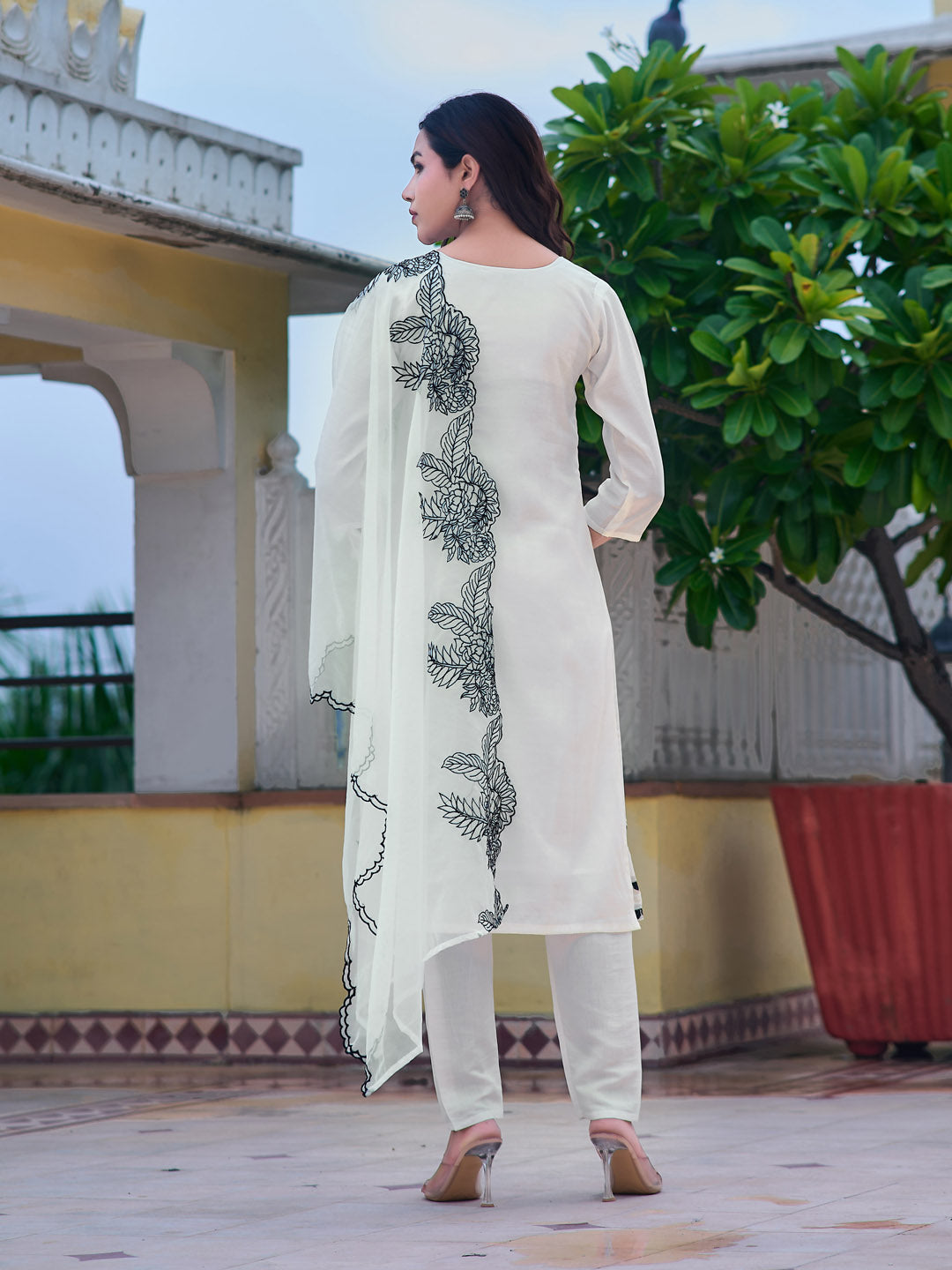 Embroidered Kurta with pant & Embroidered Cut work Organza Dupatta