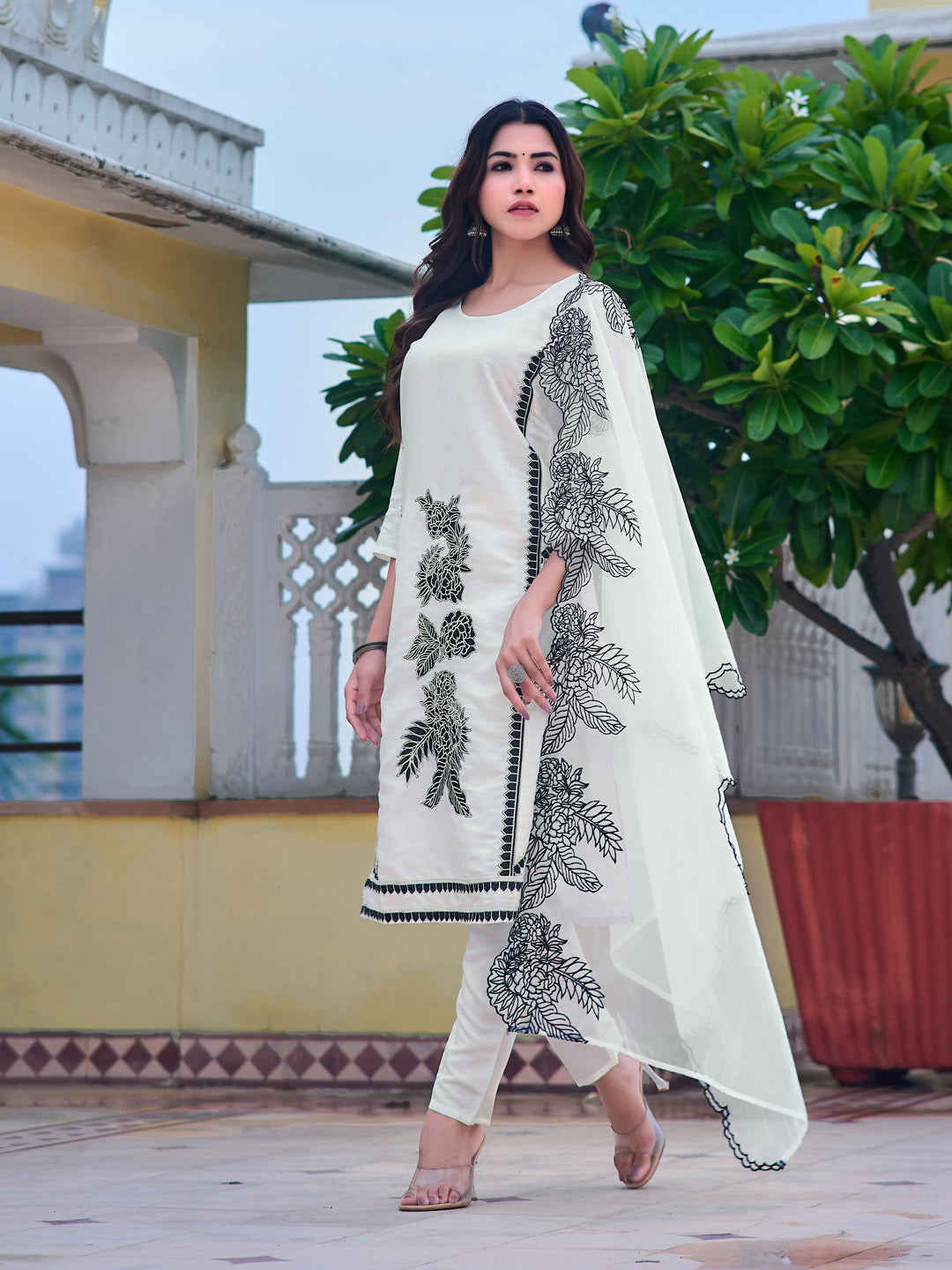 Embroidered Kurta with pant & Embroidered Cut work Organza Dupatta