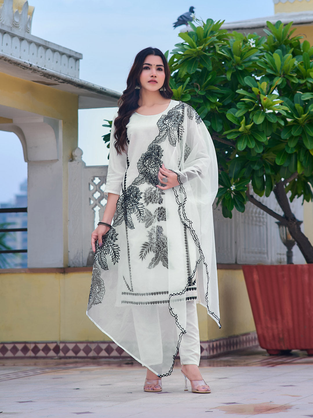 Embroidered Kurta with pant & Embroidered Cut work Organza Dupatta