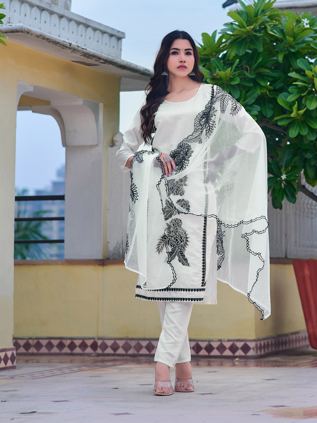 Embroidered Kurta with pant & Embroidered Cut work Organza Dupatta