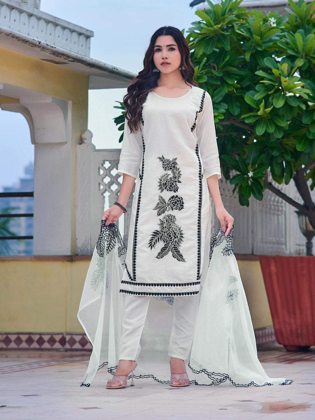 Embroidered Kurta with pant & Embroidered Cut work Organza Dupatta