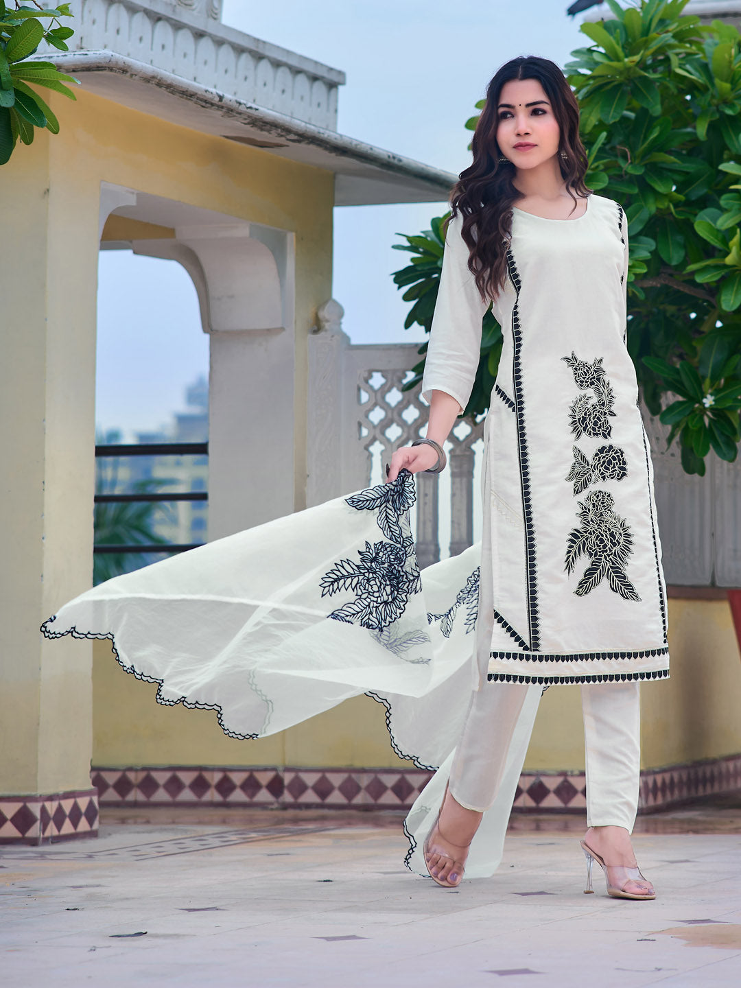 Embroidered Kurta with pant & Embroidered Cut work Organza Dupatta