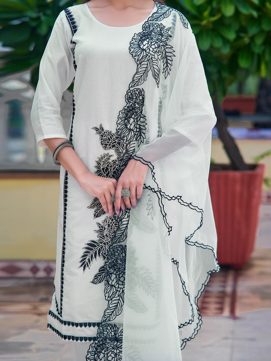 Embroidered Kurta with pant & Embroidered Cut work Organza Dupatta