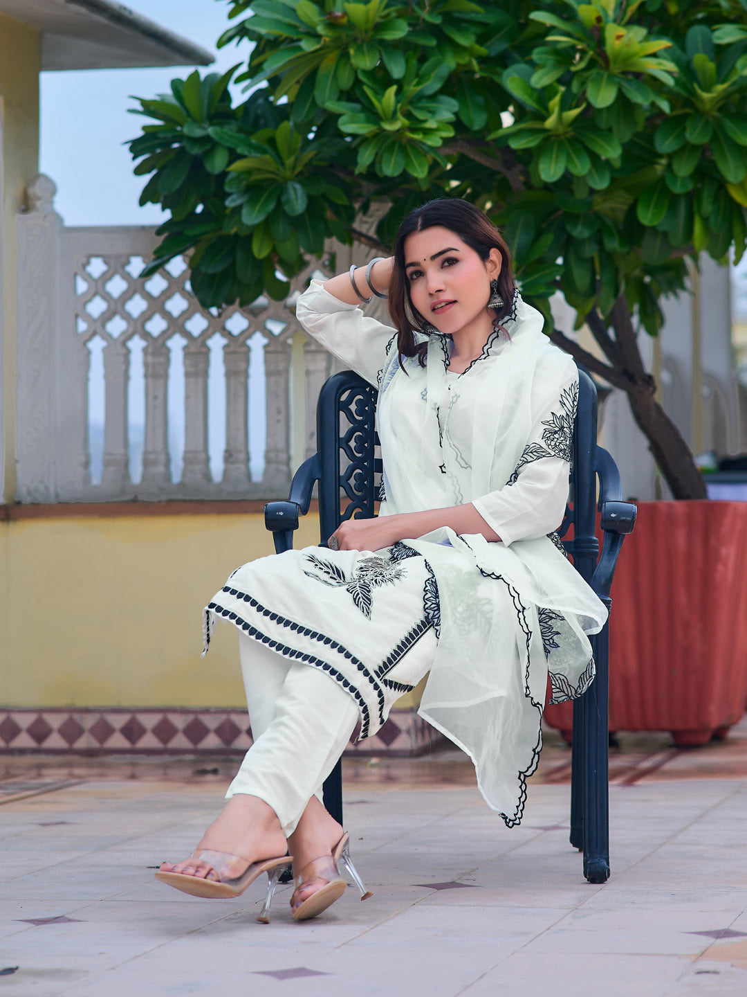 Embroidered Kurta with pant & Embroidered Cut work Organza Dupatta