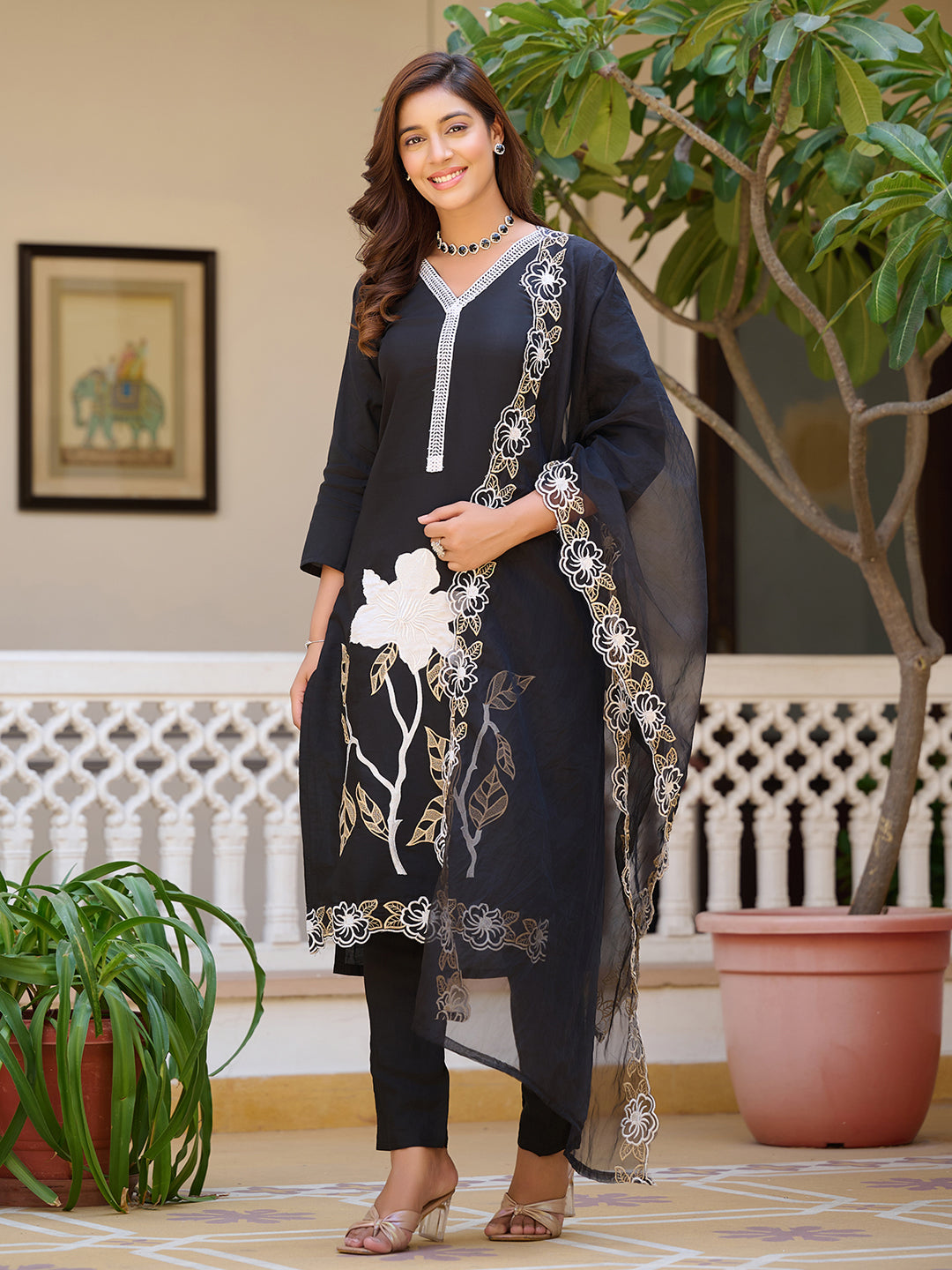 Embroidered Kurta with pant & Embroidered Cut work Organza Dupatta