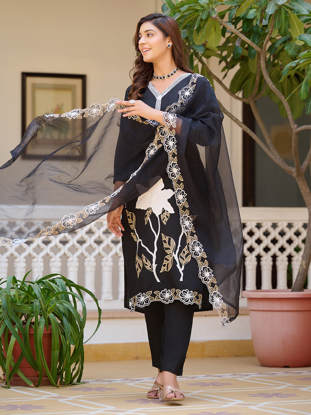 Embroidered Kurta with pant & Embroidered Cut work Organza Dupatta