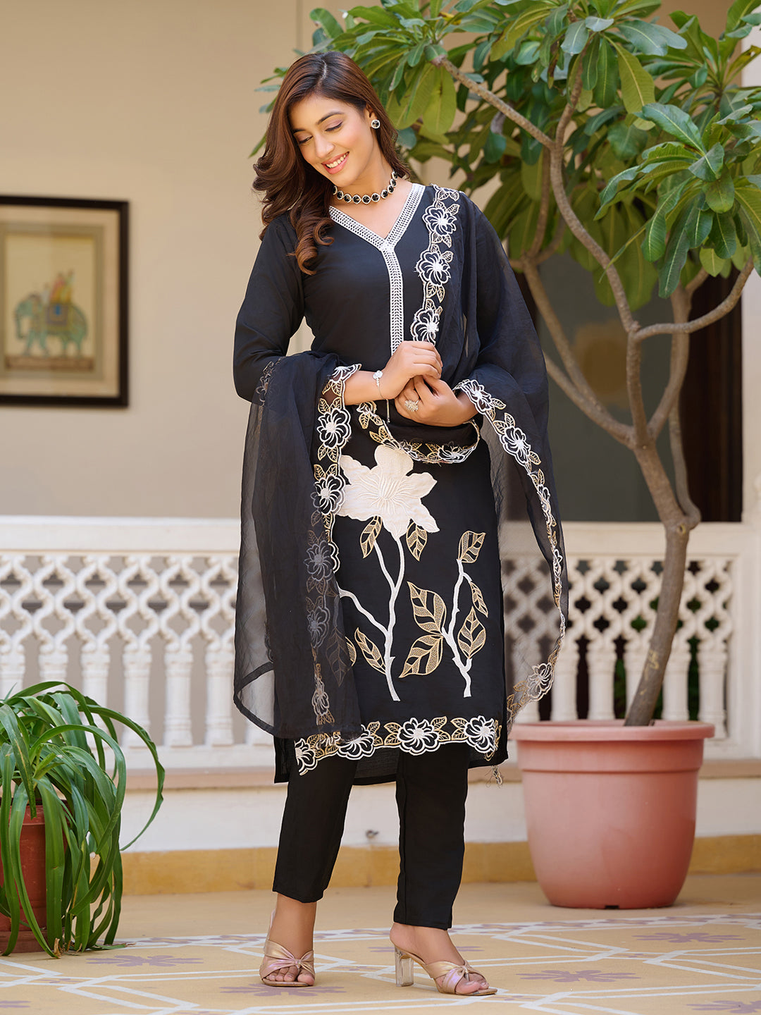 Embroidered Kurta with pant & Embroidered Cut work Organza Dupatta