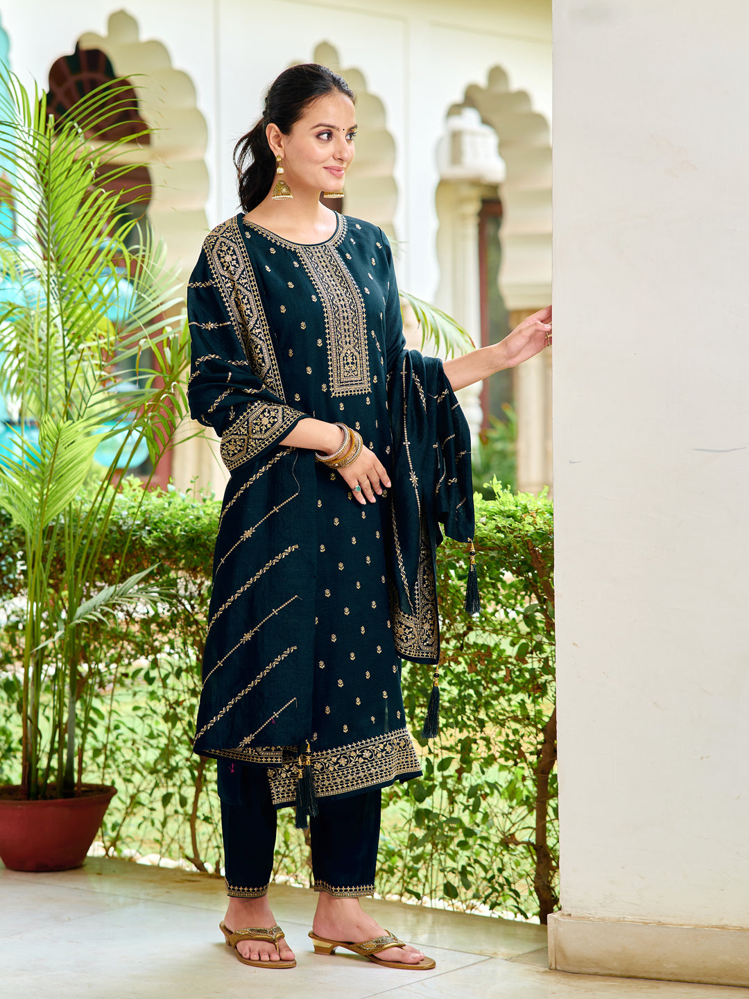 Embroidered kurta with pant & Embroidered Dupatta