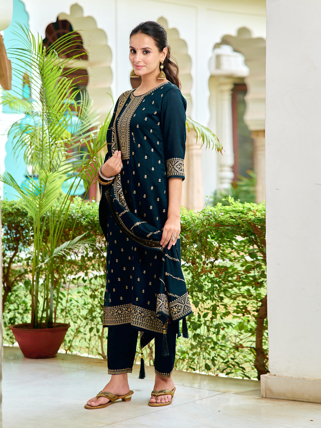 Embroidered kurta with pant & Embroidered Dupatta