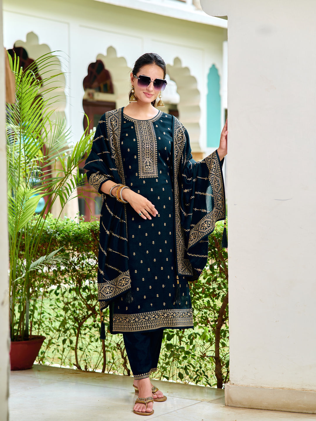 Embroidered kurta with pant & Embroidered Dupatta