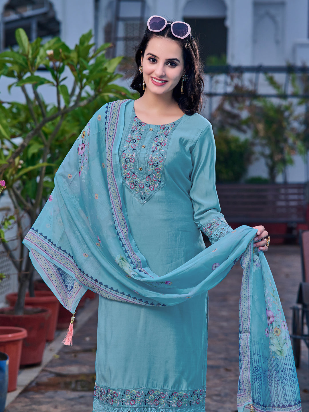 Embroidered Kurta with pant & Printed Organza dupatta