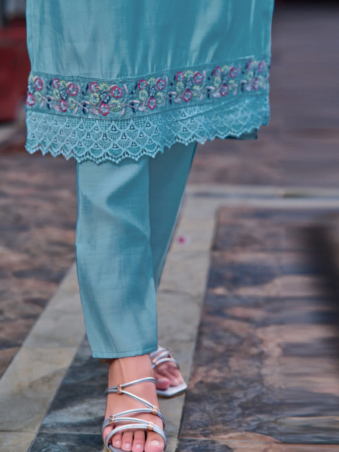 Embroidered Kurta with pant & Printed Organza dupatta