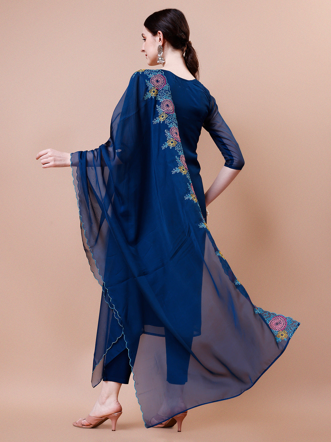 Placement hand embroidered Kurta with pant & embroidered Organza Dupatta