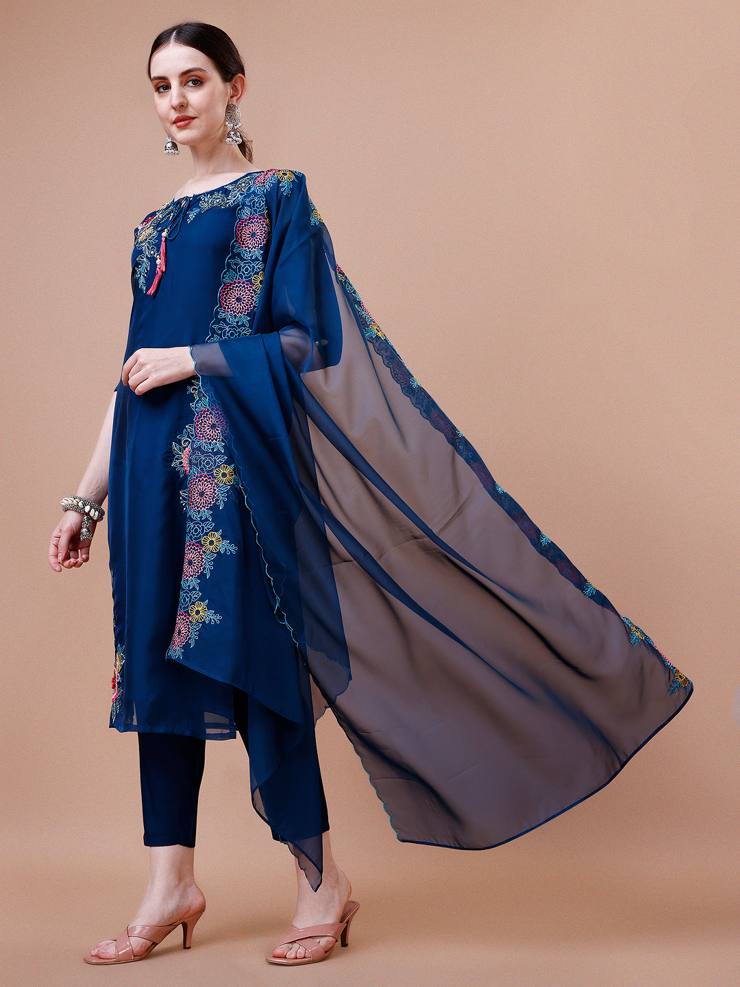 Placement hand embroidered Kurta with pant & embroidered Organza Dupatta