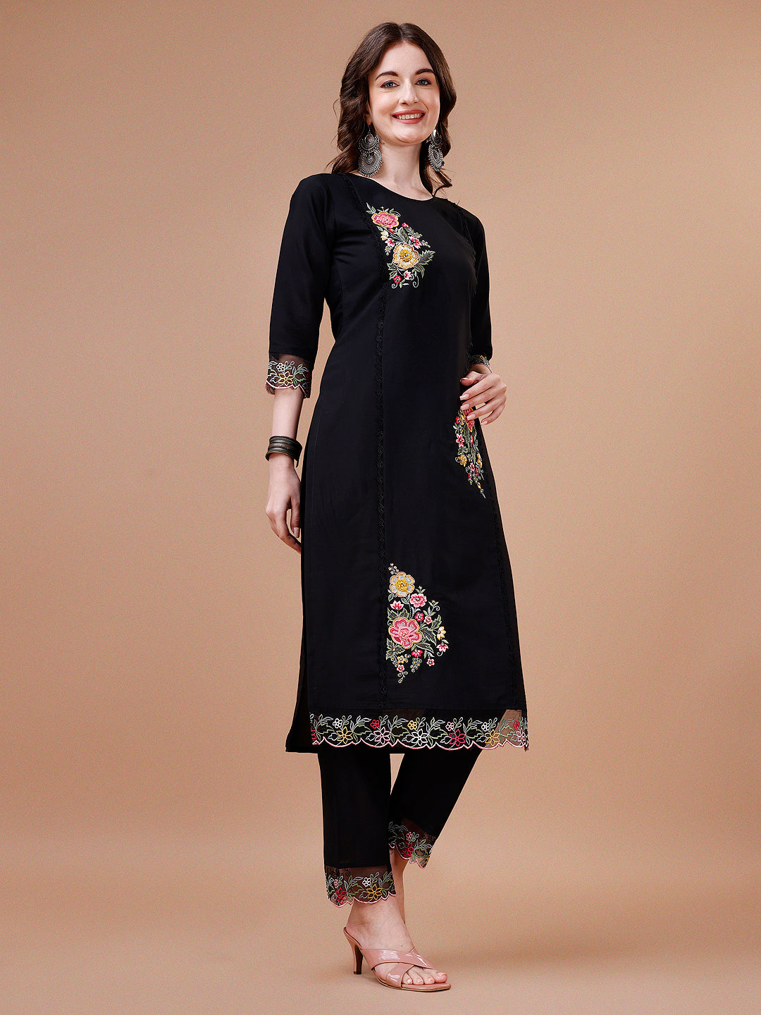 Hand embroidered Kurta with pant & embroidered Organza Dupatta Premium